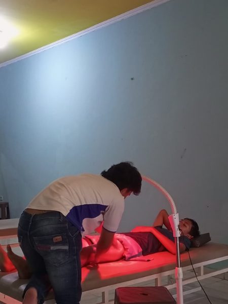 Terapis Griya Sport Massage sedang menangani pelanggan di ruang praktik